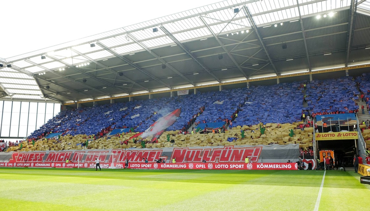 RB Leipzig - Mainz / Fussball 1.Bundesliga Mainz, 29.04.2018, Opel Arena, Fussball, 1.Bundesliga, 32. Spieltag , 1. FSV Mainz 05 vs. RB Leipzig , Im Bild: Fans des FSV Mainz, Choreografie. , *** RB Le ...
