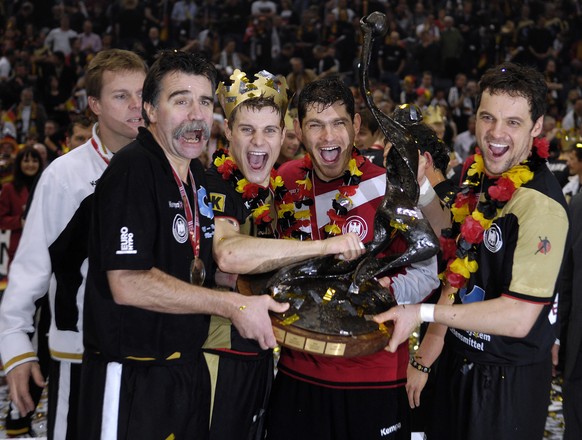 BRAND Heiner Trainer Weltmeister Team Deutschland mit FRITZ Henning , KRAUS Michael und BAUR Markus mit dem WM Pokal?Handball Weltmeister Team Deutschland?Team Deutschland ist Handball Weltmeister 200 ...