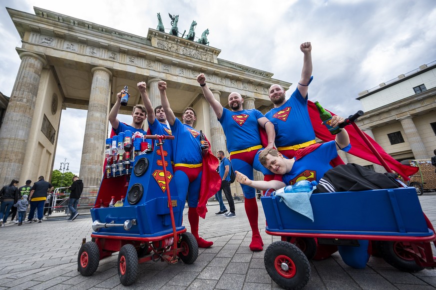 26.05.2022, Berlin: Als Superman verkleidete M