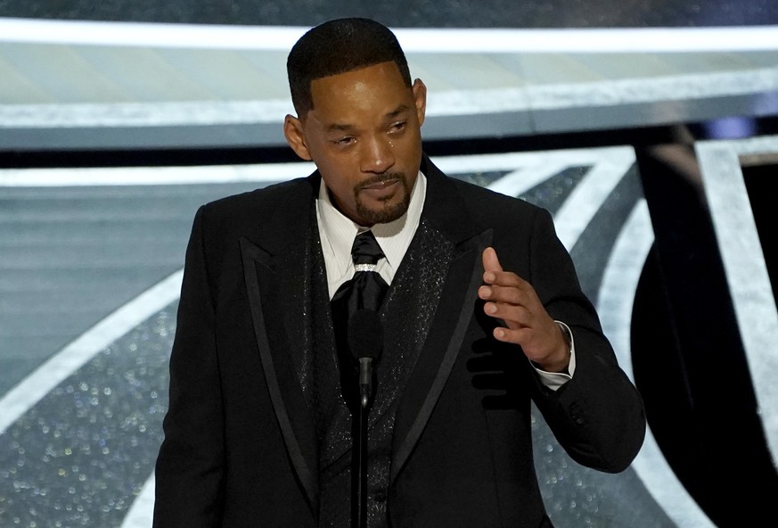 27.03.2022, USA, Los Angeles: Will Smith weint, als er bei der 94. Verleihung der Academy Awards in Hollywood den Preis als bester Schauspieler für seine Rolle in dem Film «King Richard» entgegennimmt ...