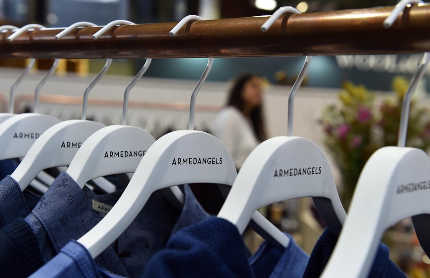 Das Logo der deutschen Firma Armedangels aus Köln ist am 19.01.2015 in Berlin im Veranstaltungsort Station auf der Modemesse Premium auf Bügeln zu sehen. Das Label setzt auf umweltfreundliche Produkti ...