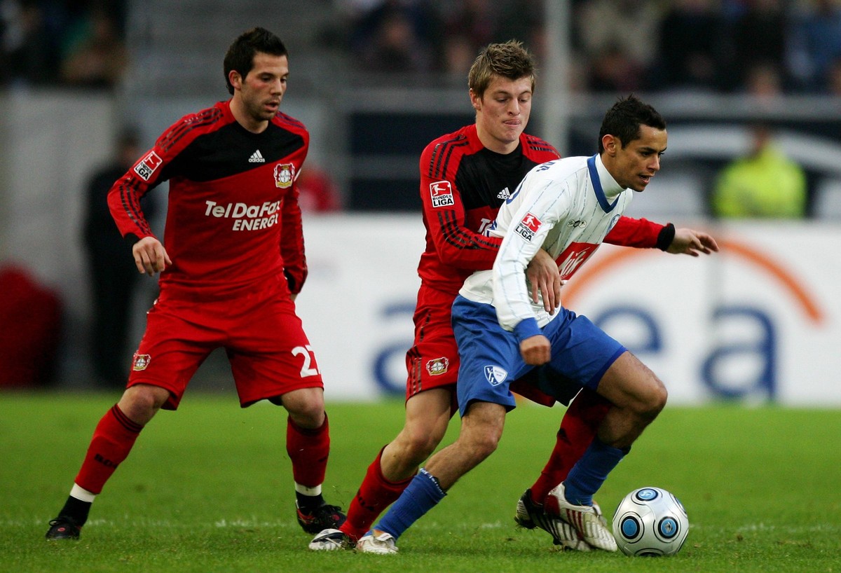 Bildnummer: 04340245 Datum: 08.03.2009 Copyright: imago/T-F-Foto
Mimoun Azaouagh (Bochum, re.) gegen Toni Kroos (Mitte) und Gonzalo Castro (beide Leverkusen); Vdig, quer, Duell Saison 2008/2009, Baye ...