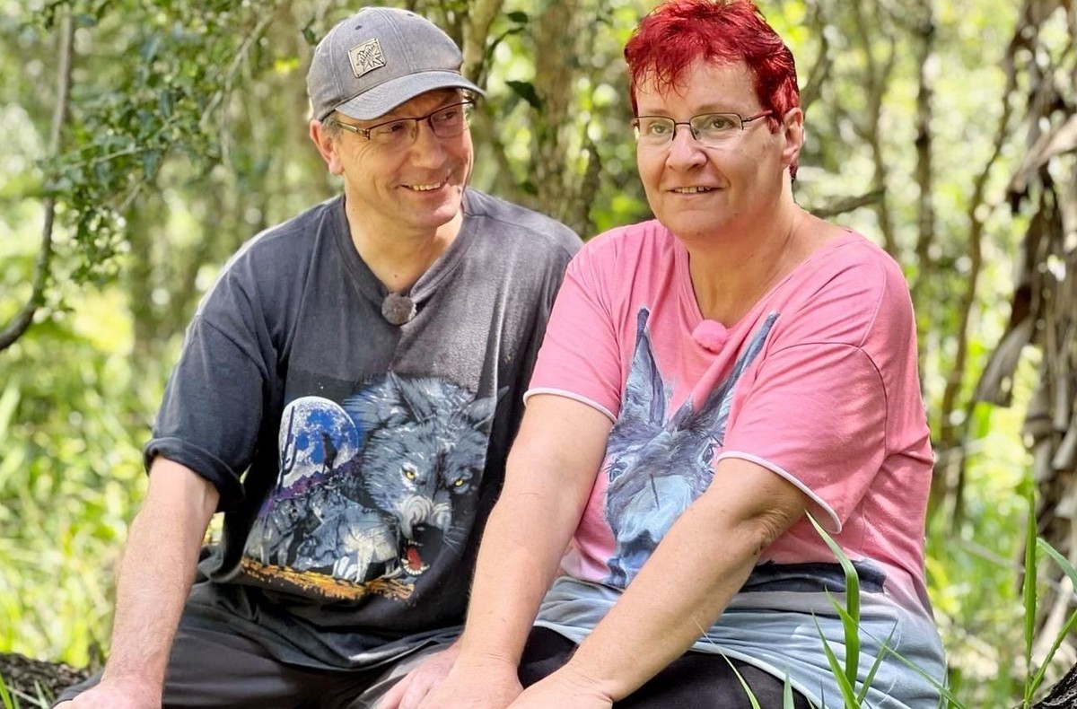 Da sich die Hofwoche langsam dem Ende zuneigt, spricht Bio-Obstbäuerin Ulrike (57) aus Brasilien mit Heiko (56) offen über ihr Gefühlschaos. Die Witwe hat Angst vor emotionaler Überforderung und Zweis ...