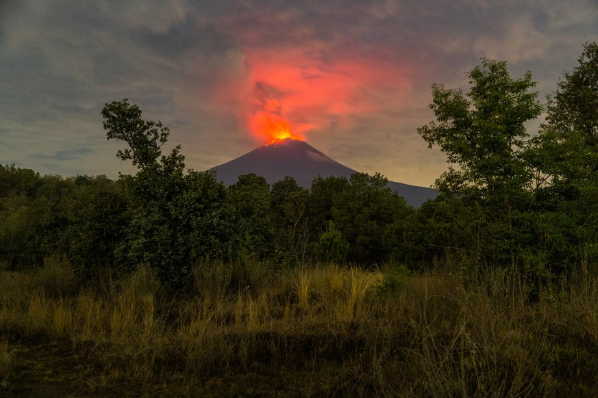 23.05.2023, Mexiko, San Nicolás de los Ranchos: Der Vulkan Popocatepetl stößt Asche, Dampf und Gas aus. Der Popocatépetl ist einer der aktivsten Vulkane Mexikos. Seit Tagen stößt er Asche, Dampf und G ...