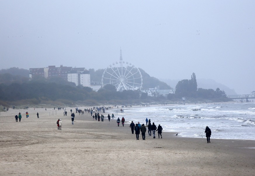 21.10.2023, Strand bei Bansin, Usedom, im Bild: Spaziergaenger Richtung Heringsdorf an der Ostsee *** 21 10 2023, beach near Bansin, Usedom, in the picture strollers in the direction of Heringsdorf at ...