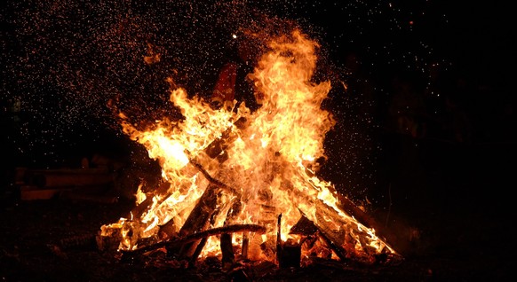 Viele Kommunen und Vereine freuen sich beim Osterfeuer über kostenloses Brennholz.