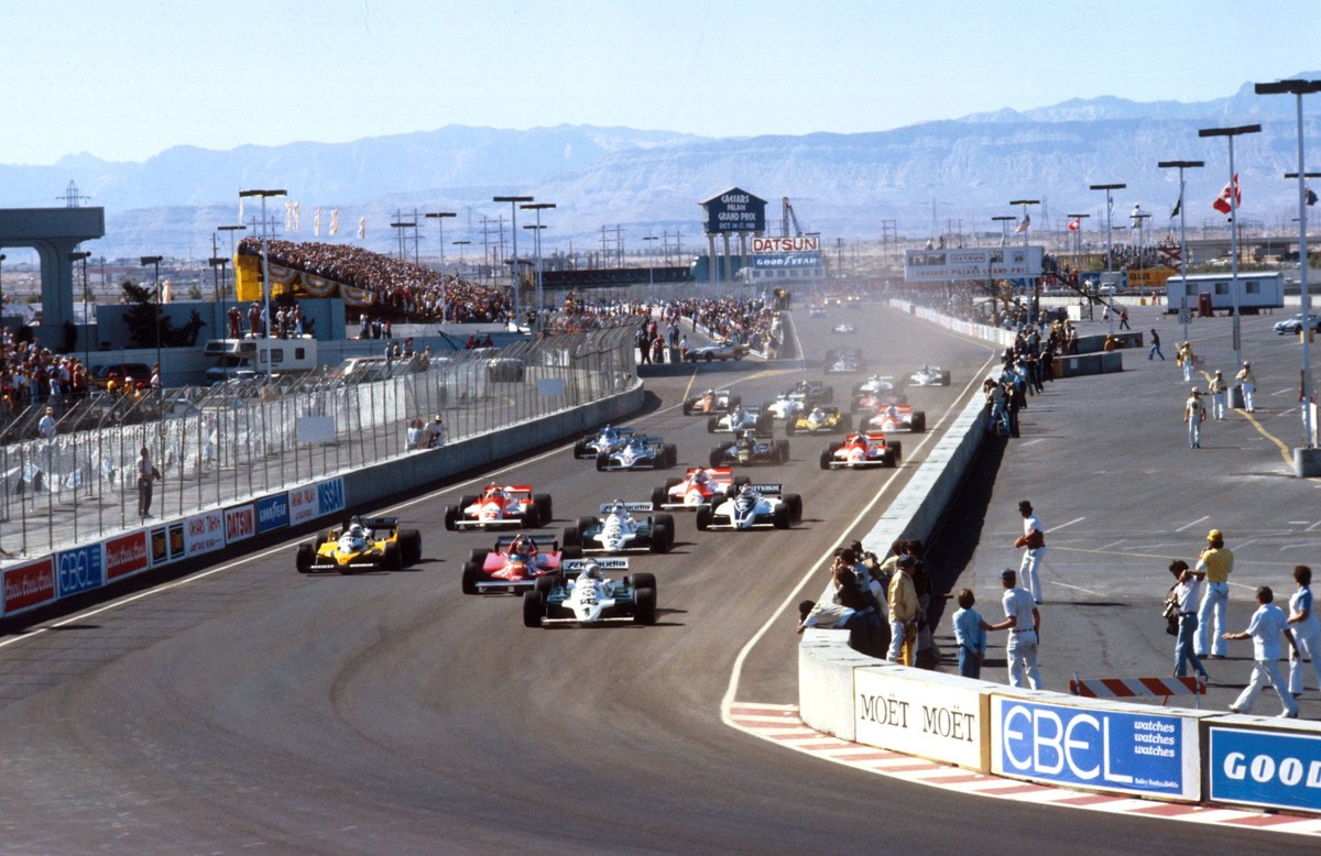 Bildnummer: 03840016 Datum: 17.10.1981 Copyright: imago/LAT Photographic
Start zum GP der USA auf der Rennstrecke Ceasars Palace - V.vorn Alan Jones (Australien / Williams Ford), Gilles Villeneuve (Ka ...