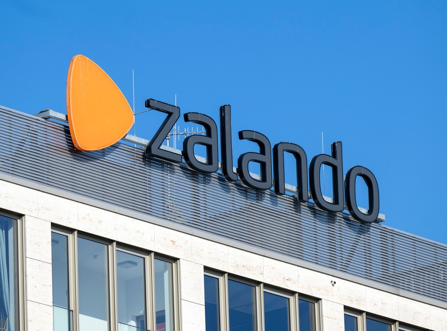 ARCHIV - 21.03.2022, Berlin: Das Logo des Online-Internethändlers Zalando auf einem Firmengebäude. Der Online-Modehändler Zalando streicht angesichts einer geringeren Kauflaune bei vielen Verbrauchern ...