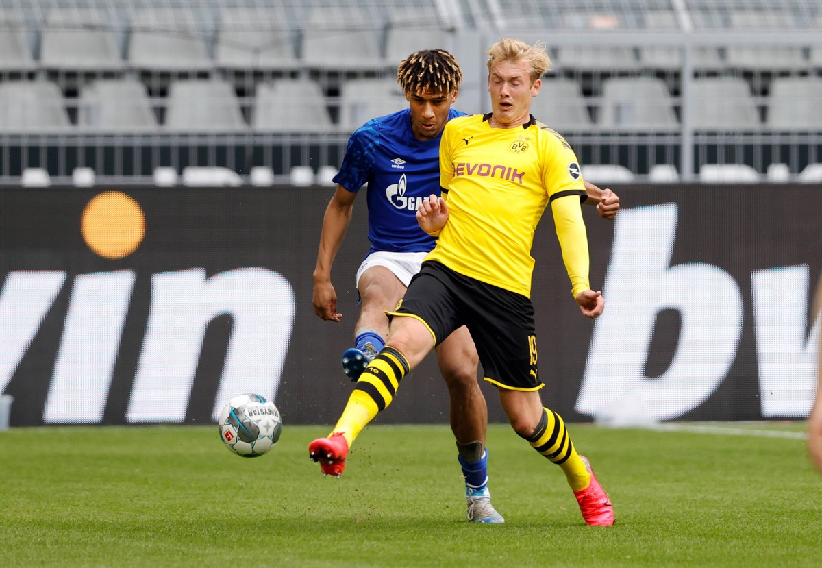 Borussia Dortmund - FC Schalke 04 Zweikampf , Duell , BVB Julian Brandt , S04 Jean-Clair Todibo , Fussball: 1. Bundesliga: Saison 19/20: 26. Spieltag: Borussia Dortmund - FC Schalke 04, 16.05.2020 Fot ...