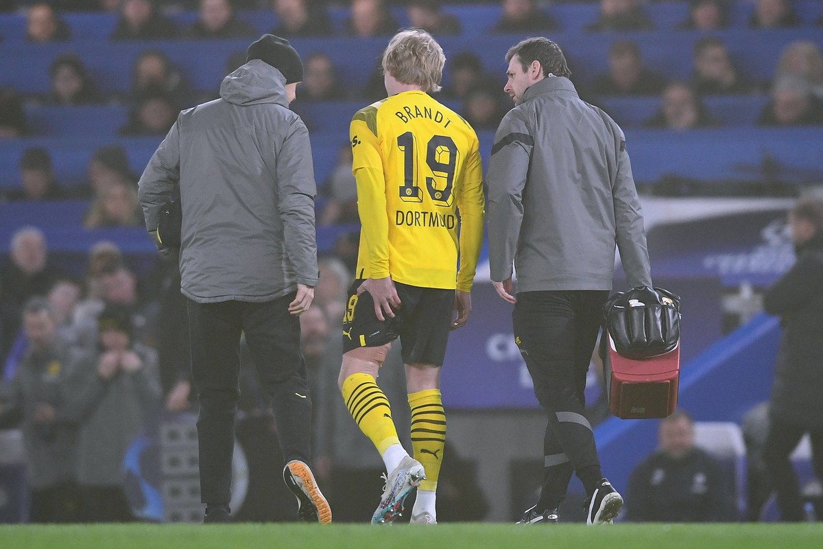 Fußball Champions League Achtelfinale FC Chelsea - Borussia Dortmund am 07.03.2023 an der Stamford Bridge in London Julian Brandt Dortmund verlässt verletzt das Spielfeld *** Soccer Champions League R ...