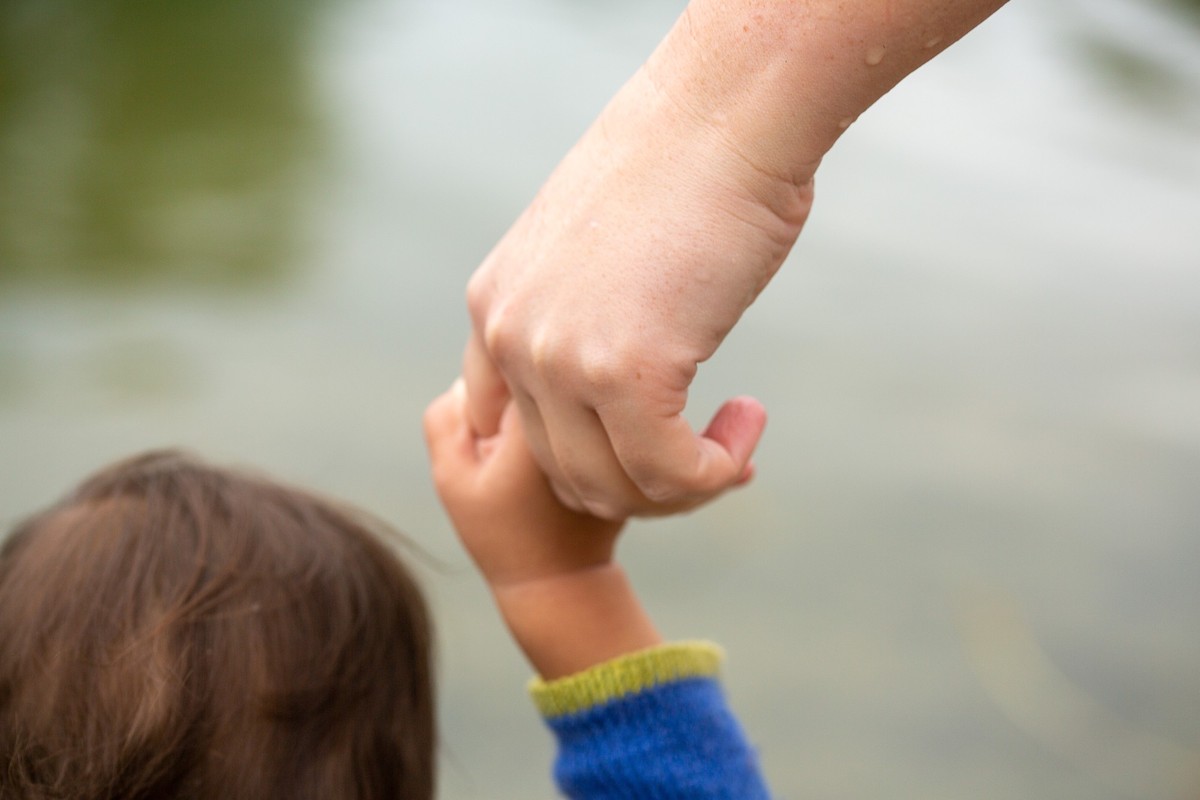 ARCHIV - 01.07.2023, Berlin: Eine Mutter hält ihr Kind an der Hand. (zu dpa: «Fast jede zweite Mutter in Berlin bei Geburt unverheiratet») Foto: Fernando Gutierrez-Juarez/dpa +++ dpa-Bildfunk +++