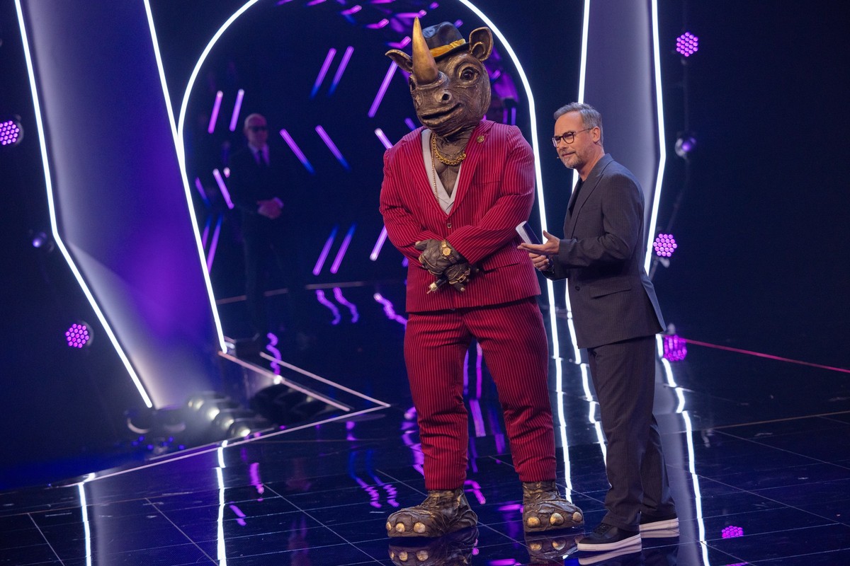 23.11.2024, Nordrhein-Westfalen, K�ln: Die Figur "Das Nashorn" steht in der Prosieben-Show "The Masked Singer" auf der B�hne neben Moderator Matthias Opdenh�vel. "Das Nashorn& ...