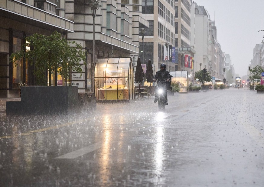 Regenwetter in Berlin Starker Regen am 15.08.2022 auf der Friedrichstr. in Berlin. Berlin Berlin Deutschland *** Rainy weather in Berlin Heavy rain on 15 08 2022 on Friedrichstr in Berlin Berlin Germa ...