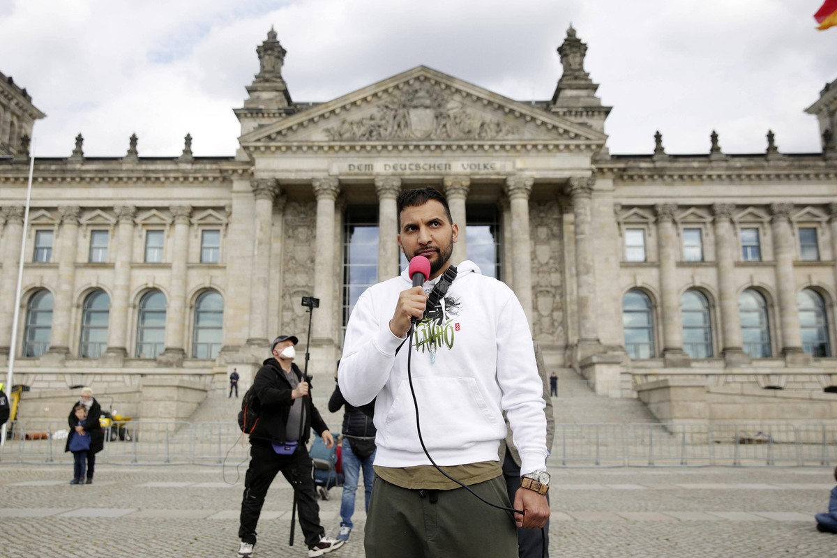 Bilder des Jahres 2020, Entertainment 05 Mai News Bilder des Tages Attila Hildmann bei der Hygienedemo gegen die Coronamaßnahmen der Bundesregierung. Berlin, 16.05.2020 *** Attila Hildmann at the hygi ...