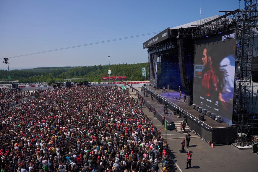 02.06.2023, Rheinland-Pfalz, Nürburg: Rockfans tanzen beim Auftritt der ukrainischen Rockband &quot;Jinjer&quot; vor der Hauptbühne des Festivals &quot;Rock am Ring&quot;. Foto: Thomas Frey/dpa +++ dp ...