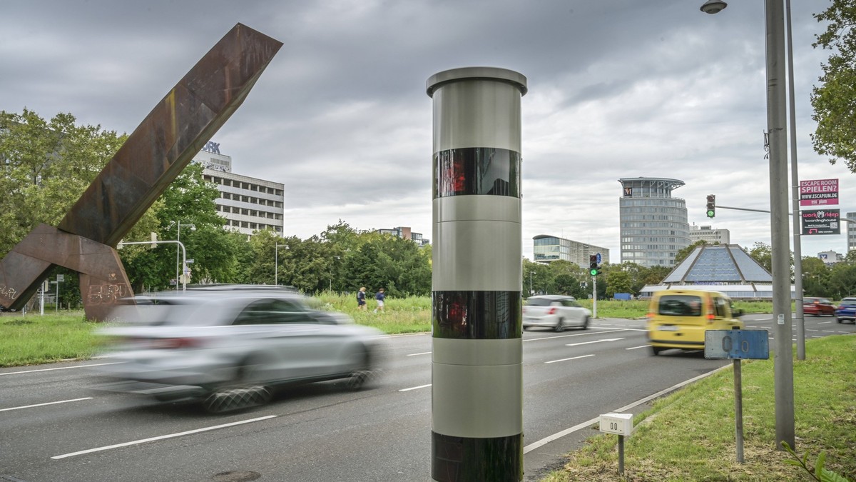 Blitzer, Wilhelm-Varnholt-Allee, Mannheim, Baden-Württemberg, Deutschland *** Speed camera, Wilhelm Varnholt Allee, Mannheim, Baden Württemberg, Germany