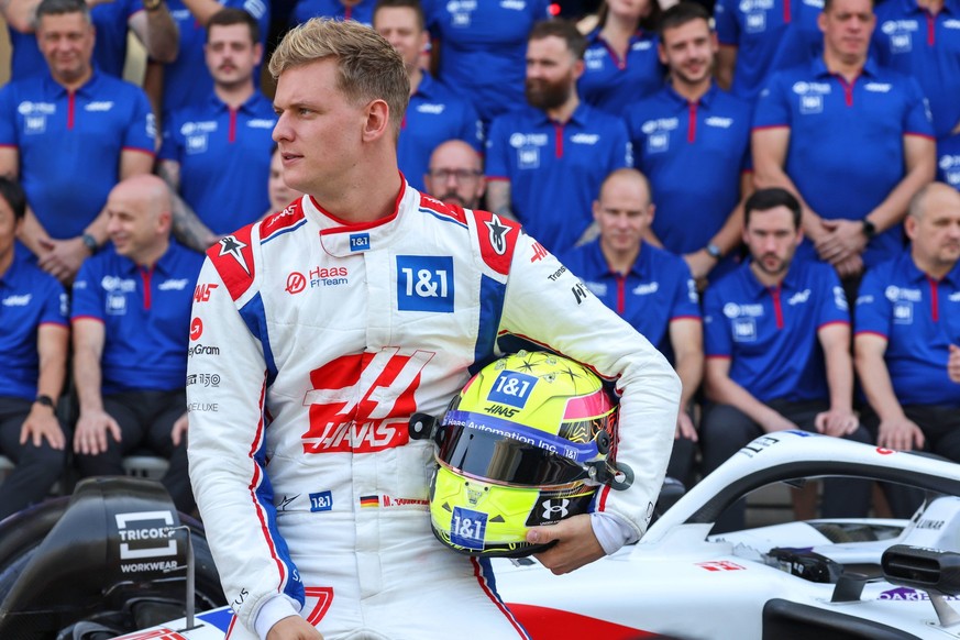 Sport Themen der Woche KW46 Formula 1 2022: Abu Dhabi GP YAS MARINA CIRCUIT, UNITED ARAB EMIRATES - NOVEMBER 20: Haas team photo Mick Schumacher, Haas F1 Team during the Abu Dhabi GP at Yas Marina Cir ...