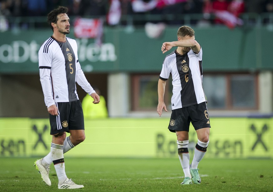 21.11.2023, Österreich, Wien: Fußball: Länderspiele, Österreich - Deutschland, Ernst-Happel-Stadion. Deutschlands Mats Hummels (l) und Joshua Kimmich stehen nach dem Spiel auf dem Platz. Jürgen Kohler ...