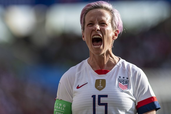 Sport Bilder des Tages USA x Spain REIMS, MA - 24.06.2019: USA X SPAIN - Megan Rapinoe of the United States celebrates after scoring goal (2-1) during a match between the United States and Spain. The  ...