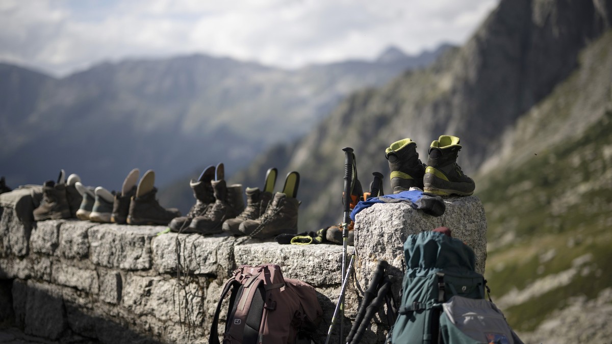 23.08.2025, Schweiz, Bondo: Wanderschuhe stehen vor der Sciorahütte des Schweizer Alpen-Clubs (SAC) in den Bernina-Alpen. Am 23. August 2017 kam es am Piz Cengalo zu einem Bergsturz und anschließenden ...
