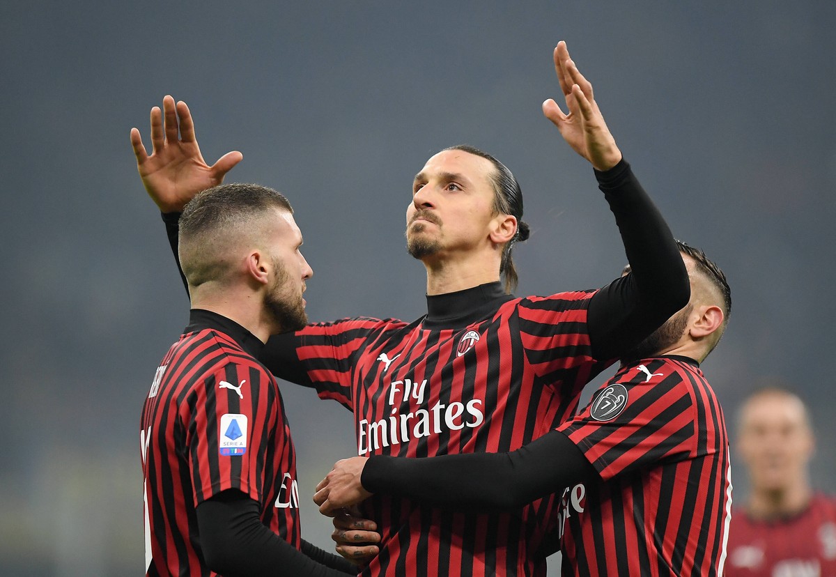 FUSSBALL INTERNATIONAL SERIE A 23. Spieltag SAISON 2019/2020 Inter Mailand - AC Mailand 09.02.2020 JUBEL AC Mailand Torschuetze zum 0-2 Zlatan Ibrahimovic Mitte umarmt von Ante Rebic li und Theo Herna ...
