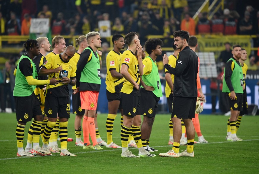 Mats Hummels Borussia Dortmund, re., nach dem Spiel mit den Mitspielern 01.09.2023, Fussball GER, Saison 2023/2024, 1. Bundesliga, 3. Spieltag, Borussia Dortmund - 1. FC Heidenheim 2:2 Dortmund Signal ...
