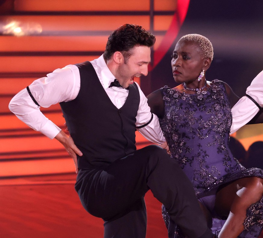 COLOGNE, GERMANY - MAY 14: Auma Obama (C), Robert Beitsch (L) and Andrzej Cibis (R) perform on stage during the 10th show of the 14th season of the television competition &quot;Let&#039;s Dance&quot;  ...