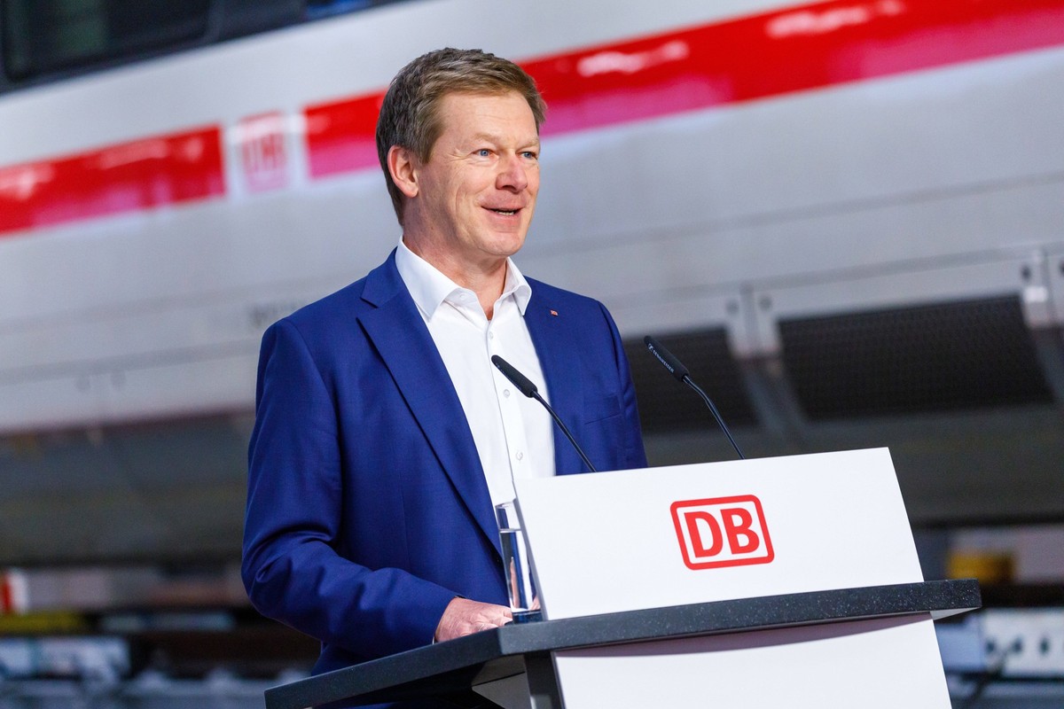 Eroeffnung neues Bahnwerk Cottbus - Richard Lutz DEU/Deutschland/Brandenburg/Cottbus, 11.01.2024, Feierliche Einweihung des neuen Bahnwerks Cottbus - Bahn-Vorstand Richard Lutz spricht zu den Gaesten  ...