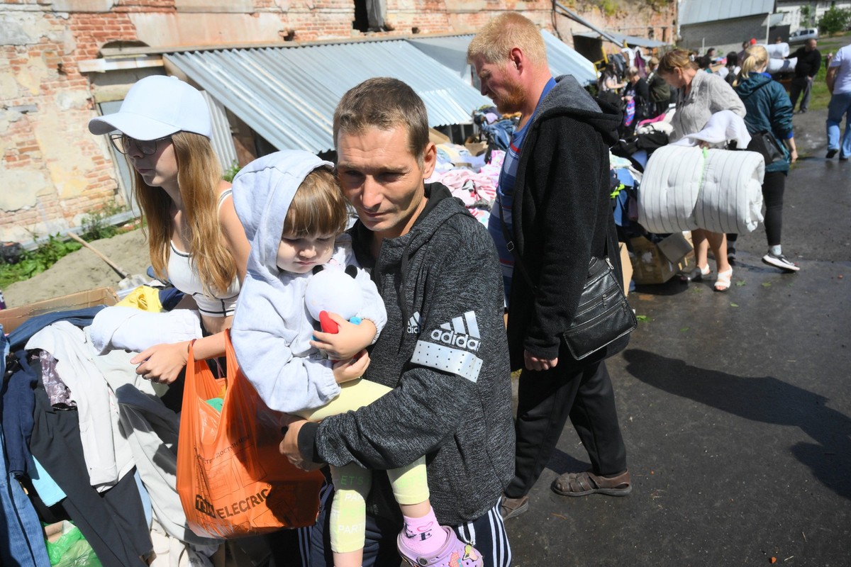 Russia Ukraine Kursk Attack Humanitarian Aid Centre 8742903 13.08.2024 Residents affected by the cross-border attack of Ukrainian armed forces on Russia s Kursk region receive humanitarian aid at a co ...