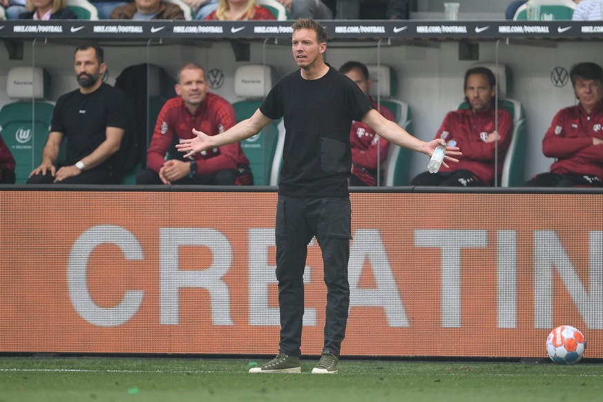 Fußball: Bundesliga, VfL Wolfsburg - Bayern München, 34. Spieltag, Volkswagen Arena. Münchens Trainer Julian Nagelsmann gestikuliert.