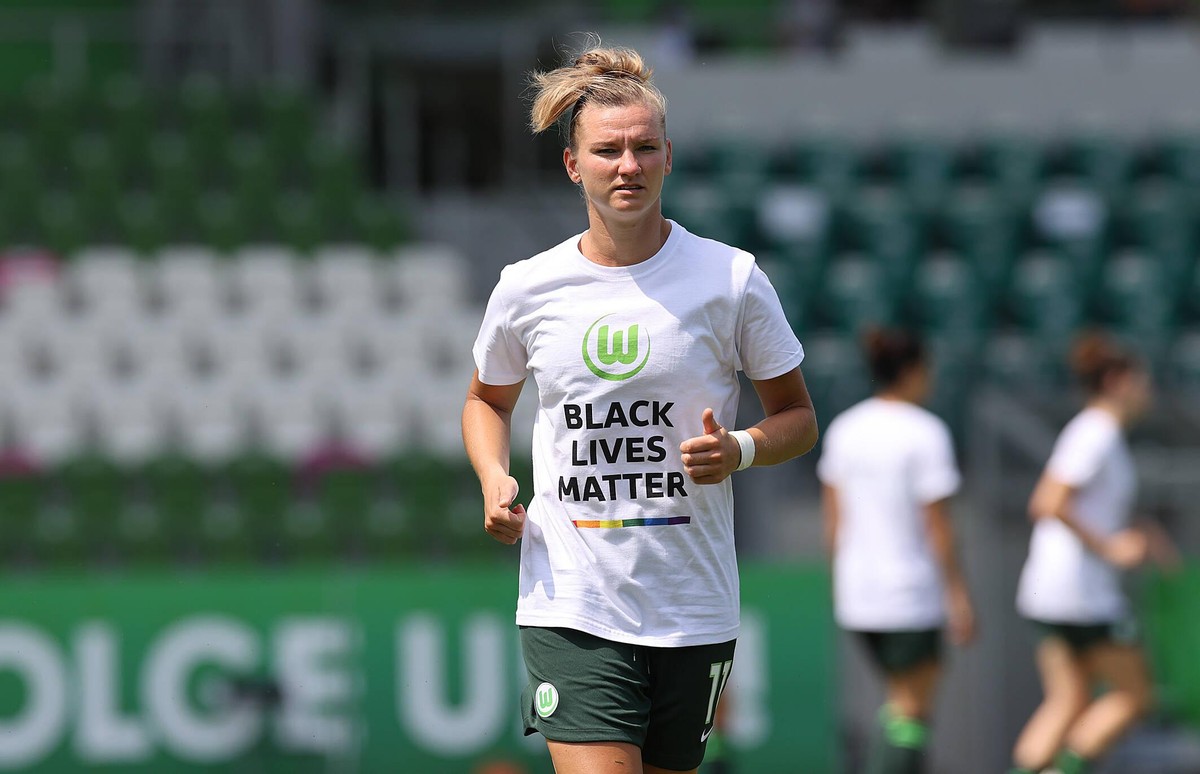 Alexandra Popp VfL Wolfsburg im Aufwaermshirt mit dem Schriftzug Black lives Matter, uebersetzt schwarze Leben zaehlen, damit setzt der VfL Wolfsburg ein Zeichen gegen Rassismus und Diskriminierung ** ...