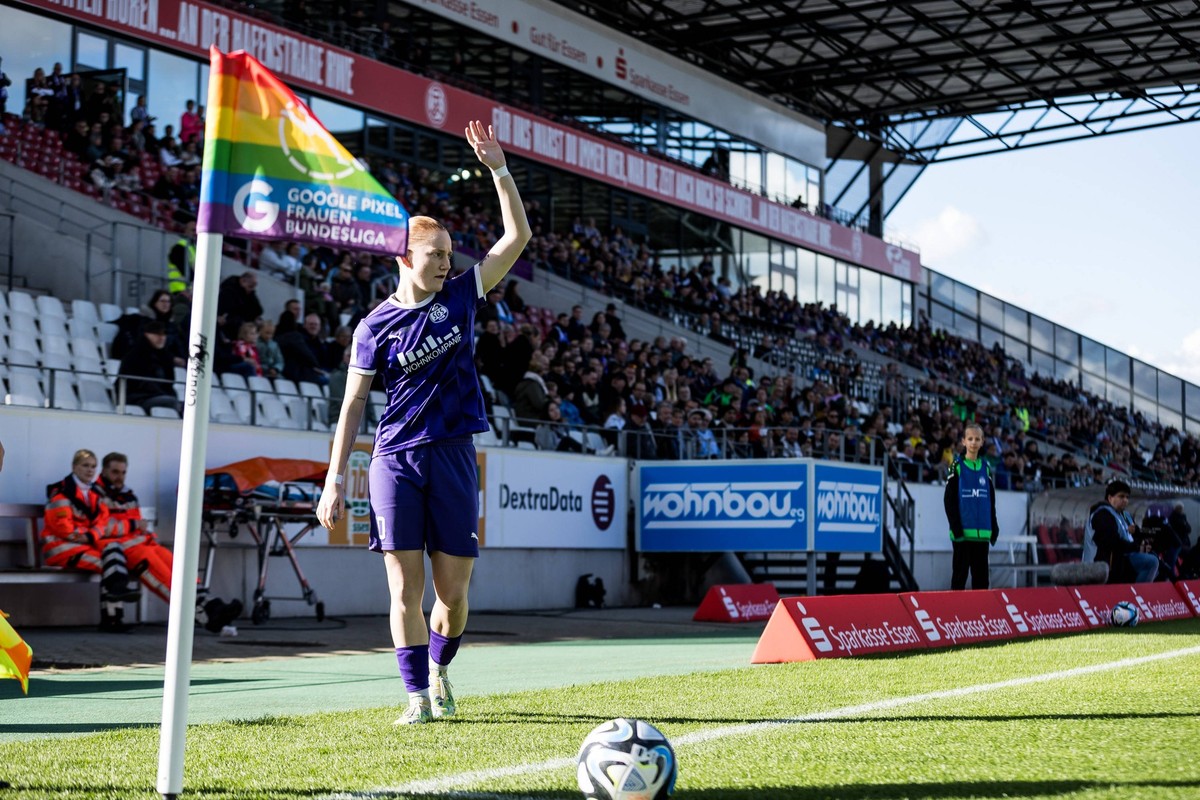 GOOGLE PIXEL Frauen Bundesliga, SGS Essen - SV Werder Bremen 21.10.2023 Natasha Kowalski SGS Essen, 10 am Eckball GOOGLE PIXEL Frauen Bundesliga, SGS Essen - SV Werder Bremen, Essen, Stadion an der Ha ...