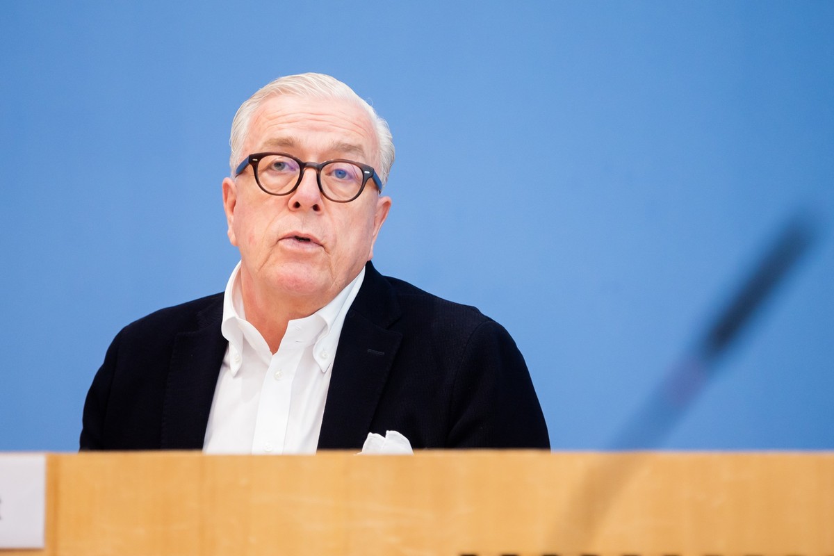 03.11.2022, Berlin: Klaus Reinhardt, Bundesärztekammerpräsident, spricht bei einer Pressekonferenz zur Gesundheitsbedrohung durch fossile Energieträger. Foto: Christoph Soeder/dpa +++ dpa-Bildfunk +++