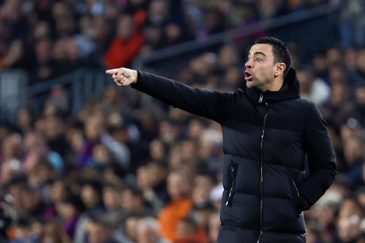 16.02.2023, Spanien, Barcelona: Fußball: Europe League, FC Barcelona - Manchester United, K.o.-Runde, Zwischenrunde, Hinspiele im Camp Nou: Xavi Hernandez, Cheftrainer vom FC BArcelona, gestikuliert w ...