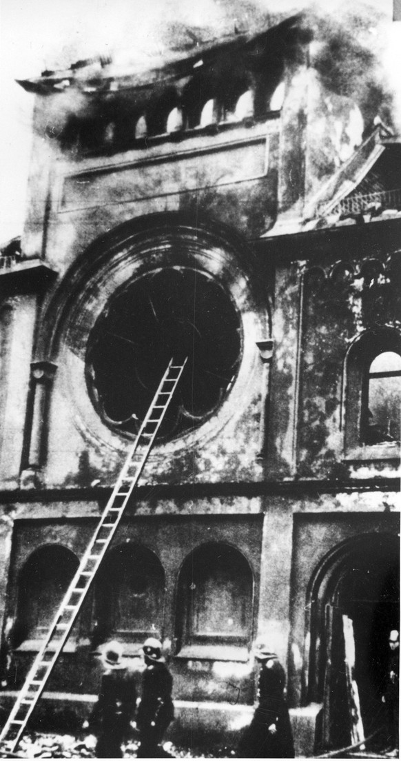 ARCHIV - 10.11.1938, Berlin: Das historische Foto vom 10. November 1938 zeigt Feuerwehrleute vor der Synagoge in der Fasanenstra�e, Berlins gr��tem Haus der J�dischen Gemeinde, nachdem die Nationalsoz ...