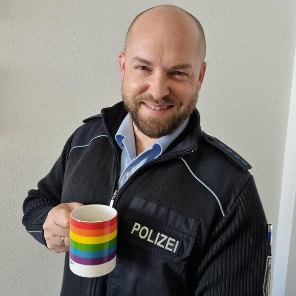 Seine Regenbogentasse darf im Büro nicht fehlen.