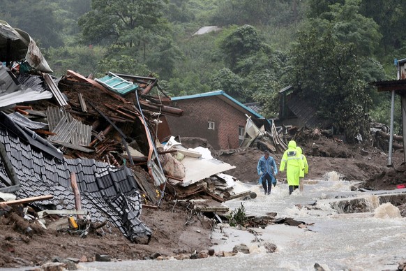 15.07.2023, Südkorea, Yecheon: Nach einem durch starken Regen verursachten Erdrutsch eingestürzte Häuser sind in Yecheon zu sehen. Nach zwei Tagen heftiger Regenfälle in Südkorea wurden mehrere Mensch ...