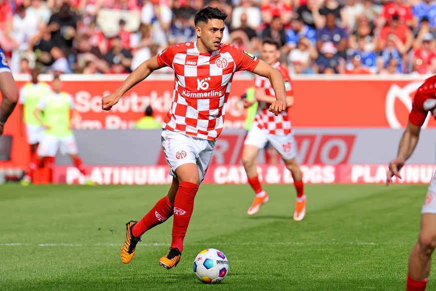 Mainz, Deutschland 06. April 2024: 1. BL - 2023/2024 - FSV Mainz 05 vs. SV Darmstadt 98 Im Bild: Nadiem Amiri Mainz laeuft unbedrangt mit dem Ball durchs Mittelfeld. // DFL regulations prohibit any us ...