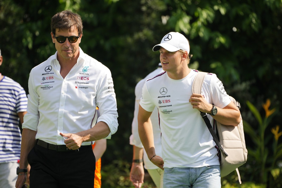 15.09.2023, Singapur: Motorsport: Formel-1-Weltmeisterschaft, Grand Prix von Singapur,1. Freies Training: Toto Wolff (l), Teamchef von Mercedes, trifft gemeinsam mit Mick Schumacher aus Deutschland, E ...