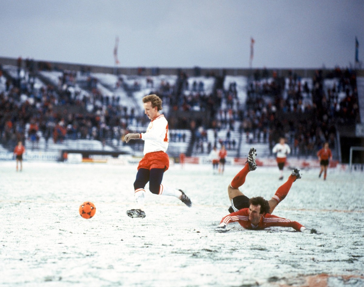 Bildnummer: 07448523 Datum: 12.12.1981 Copyright: imago/Kicker/Liedel
Andreas Brehme (Lautern, li.) gegen Peter Stocker (N�rnberg) - DEUTSCHSPRACHIGE SPORTZEITSCHRIFTEN UND -ZEITUNGEN NUR NACH R�CKSP ...