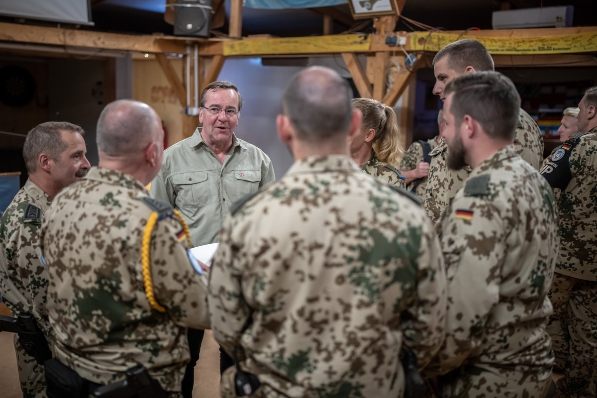 13.04.2023, Mali, Gao: Boris Pistorius (M, SPD), Verteidigungsminister, spricht mit Soldaten im Bundeswehr Feldlager Camp Castor. Die Bundesregierung will die derzeit mehr als 1100 Männer und Frauen d ...