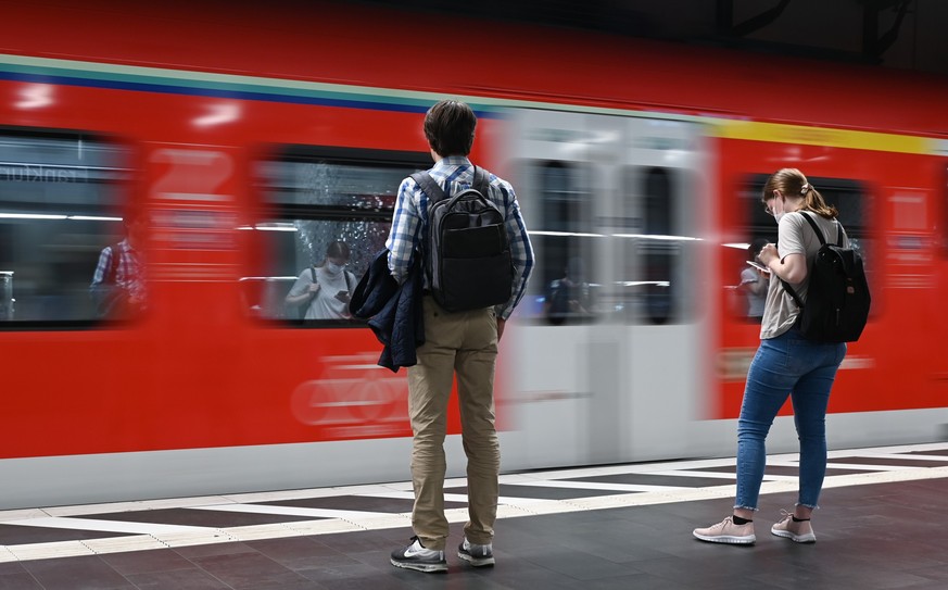ARCHIV - 30.06.2022, Hessen, Frankfurt/Main: Zugreisende warten im Hauptbahnhof auf die Einfahrt einer S-Bahn (Aufnahme mit l