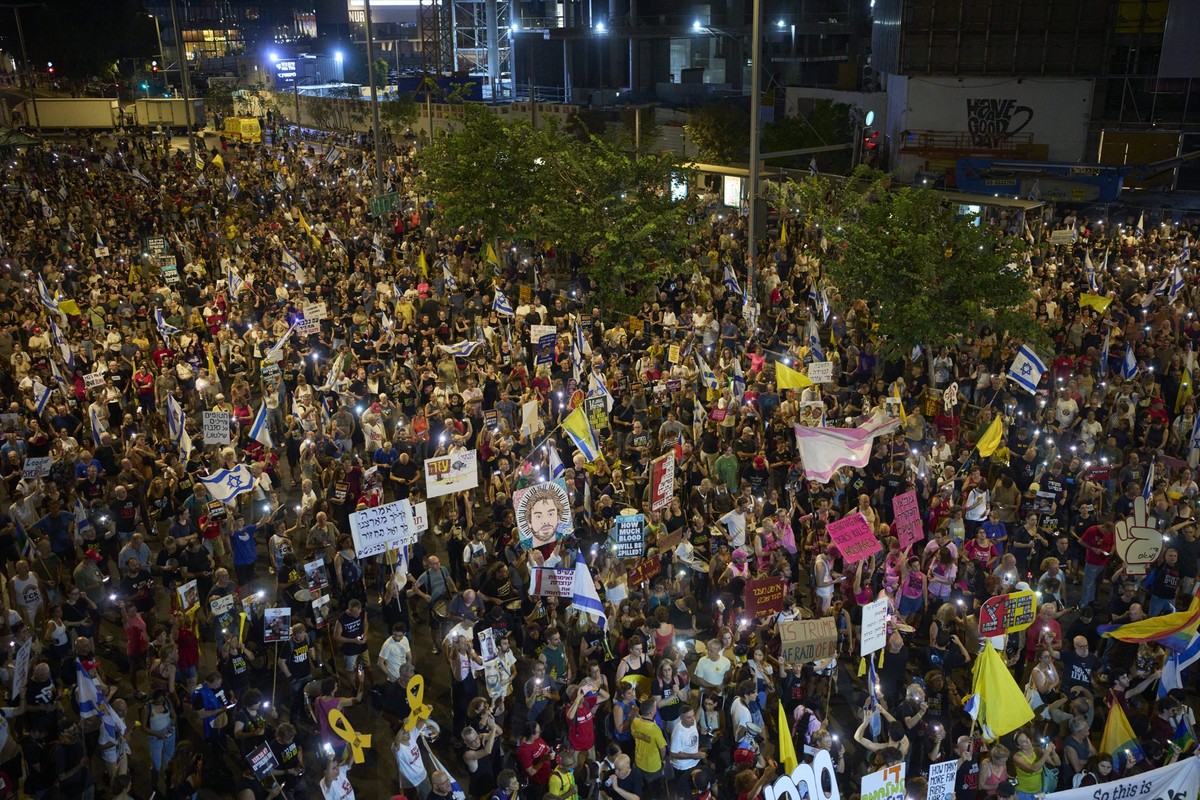 23.08.2025, Israel, Tel Aviv: Menschen nehmen an einer Demonstration teil, die das Ende des Krieges und die sofortige Freilassung der Geiseln fordert, die von der Hamas im Gazastreifen festgehalten we ...