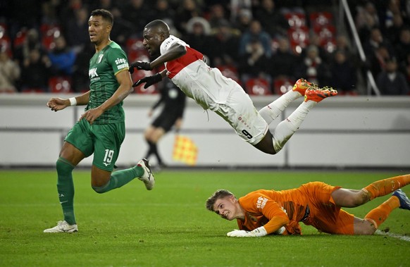 Torschuss Aktion Torchance Serhou Guirassy VfB Stuttgart 09 gegen Torwart Finn Dahmen FC Augsburg FCA 01 Felix Uduokhai FC Augsburg FCA 19 fliegt durch die Luft VfB Stuttgart vs FC Augsburg FCA 20.12. ...