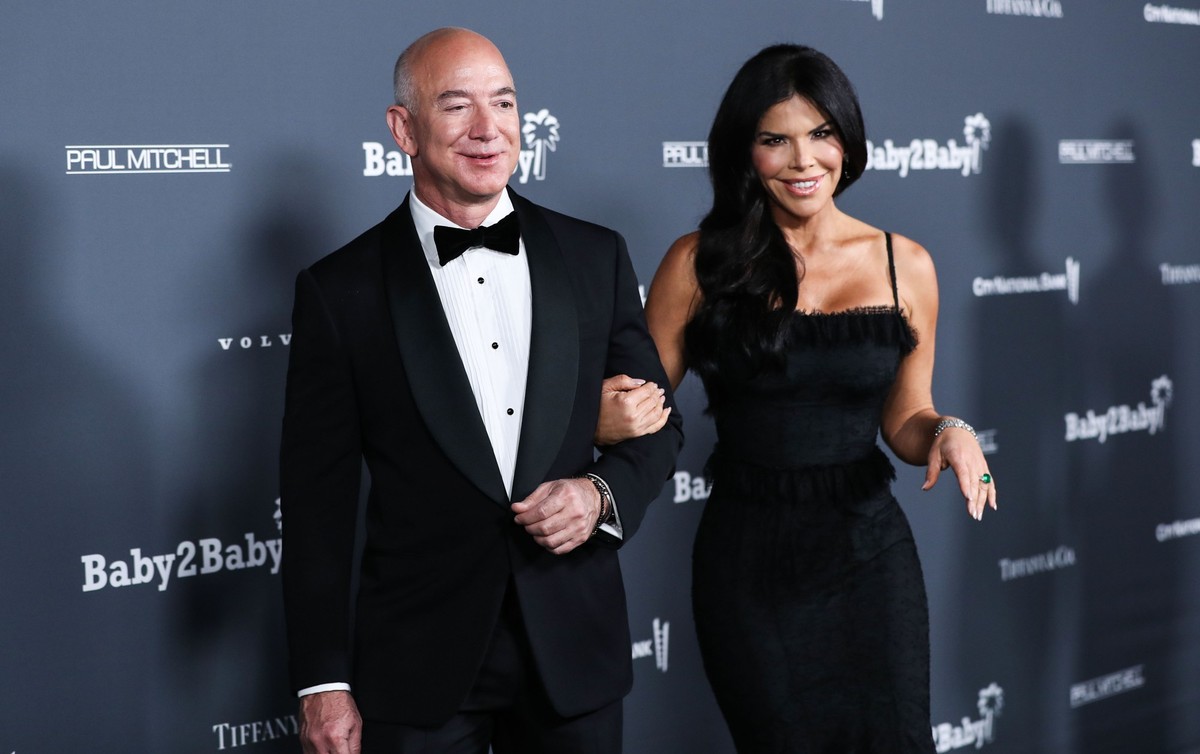American entrepreneur/founder and executive chairman of Amazon.com Jeff Bezos and girlfriend/American news anchor Lauren Sanchez arrive at the Baby2Baby 10-Year Gala 2021 held at the Pacific Design Ce ...