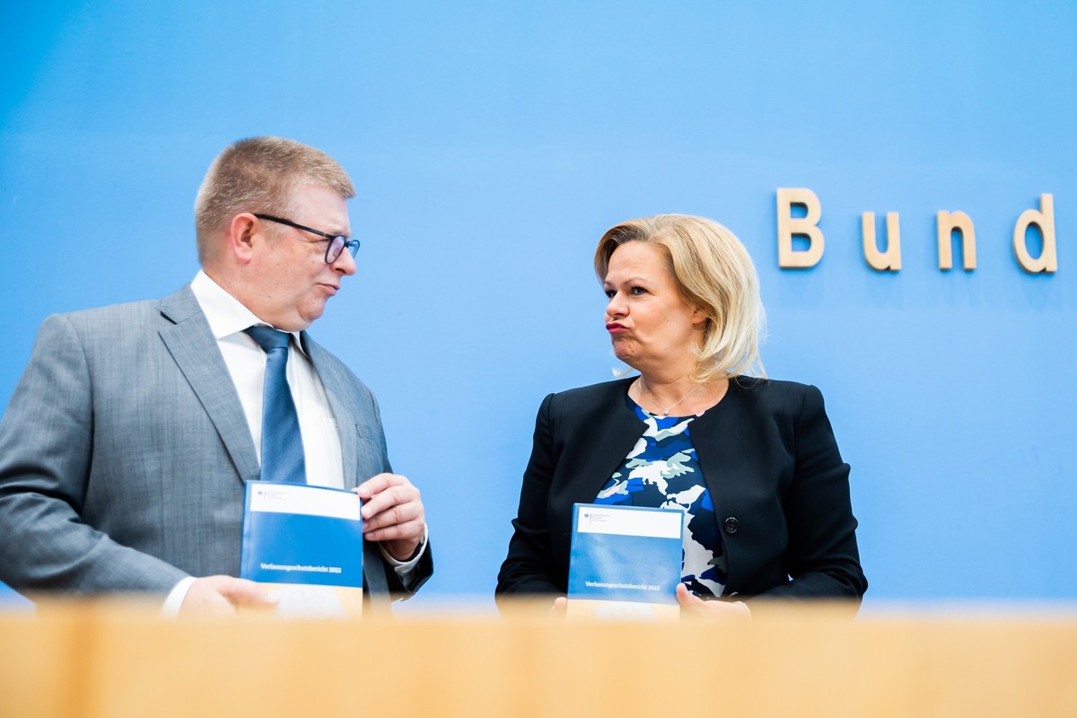 20.06.2023, Berlin: Thomas Haldenwang (l), Präsident des Bundesamtes für Verfassungsschutz, und Nancy Faeser (SPD), Bundesministerin für Inneres und Heimat, präsentieren den Verfassungsschutzbericht 2 ...