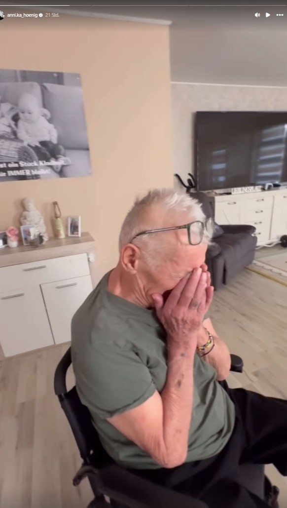 Heinz Hoenig ist von der liebevollen Geste emotional berührt.