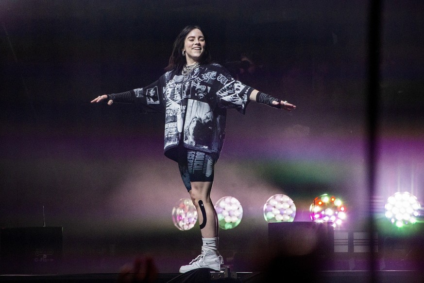 25.06.2022, Gro�britannien, Glastonbury: Billie Eilish, S�ngerin aus den USA, singt w�hrend ihres Auftritts auf der Pyramid Stage beim Glastonbury Festival auf der Worthy Farm in Somerset. Foto: Joel  ...