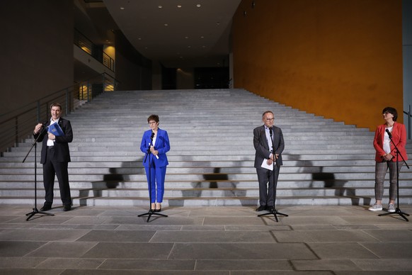 Die SPD-Spitze (Esken und Walter-Borjans, v.r) mit CDU-Chefin Kramp-Karrenbauer und CSU-Chef Söder bei der Verkündung der Ergebnis in der Nacht zu Donnerstag. 