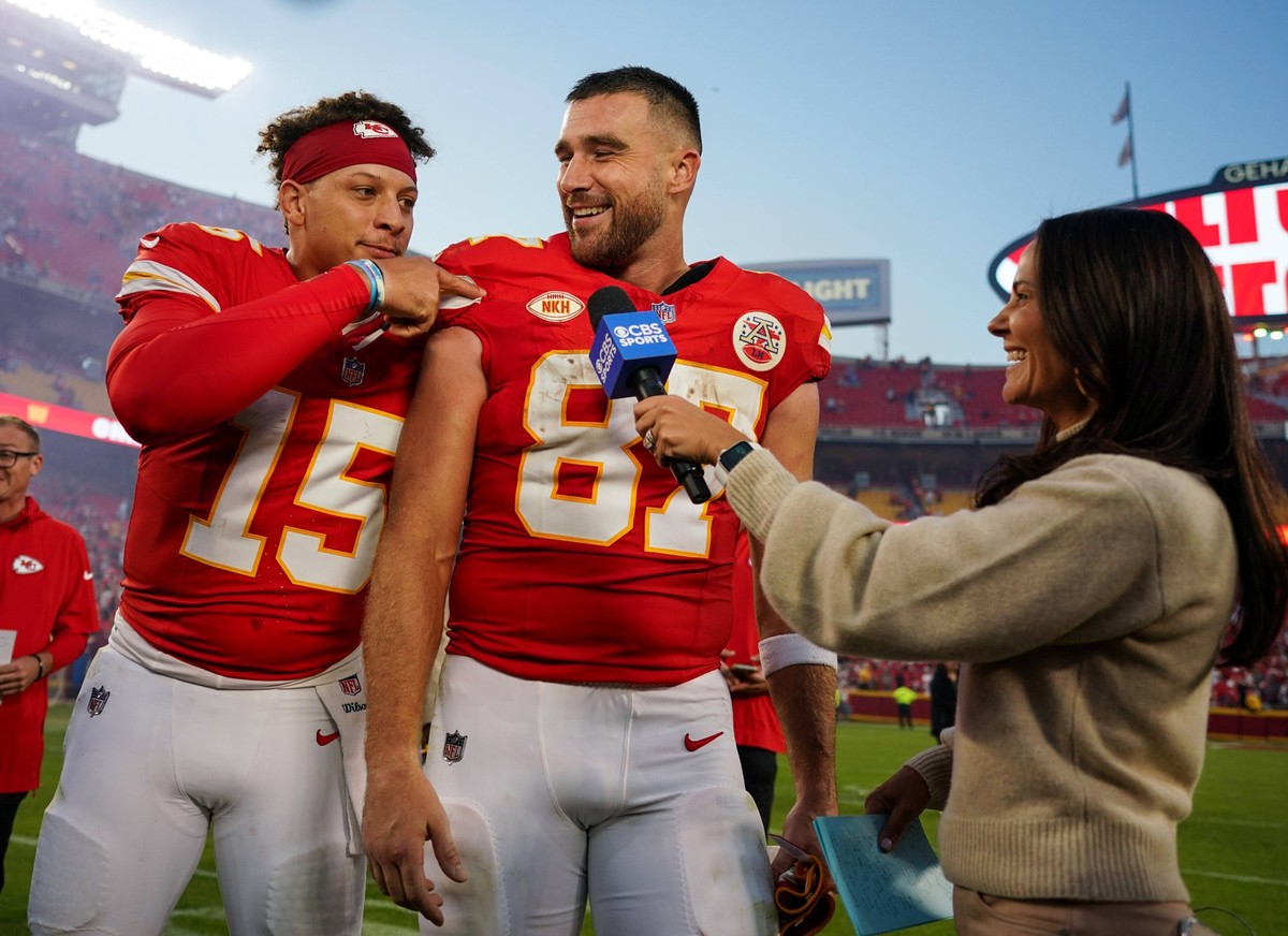 NFL, American Football Herren, USA Los Angeles Chargers at Kansas City Chiefs Oct 22, 2023 Kansas City, Missouri, USA Kansas City Chiefs quarterback Patrick Mahomes 15 and tight end Travis Kelce 87 ta ...